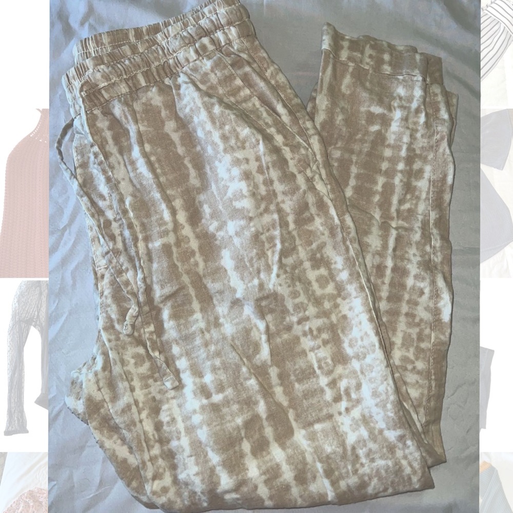 Super cute cream and tan Old Navy pant